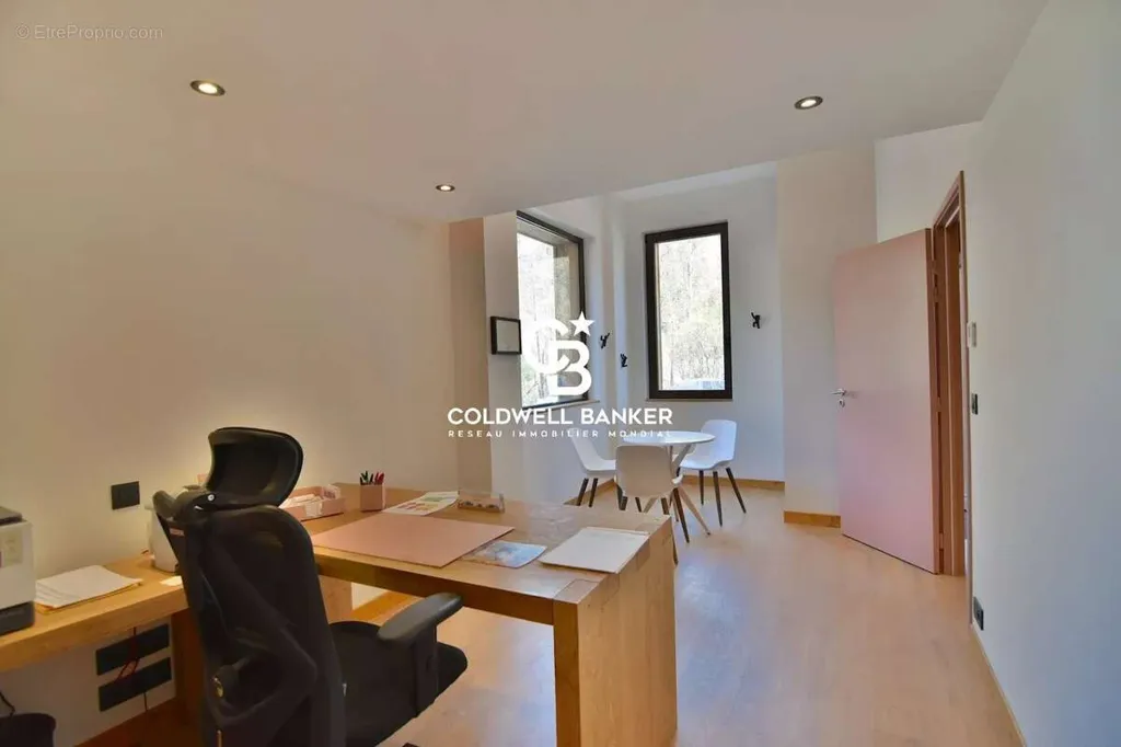Kabinet - Mixed-Use Property with South-Facing View in Les Houches