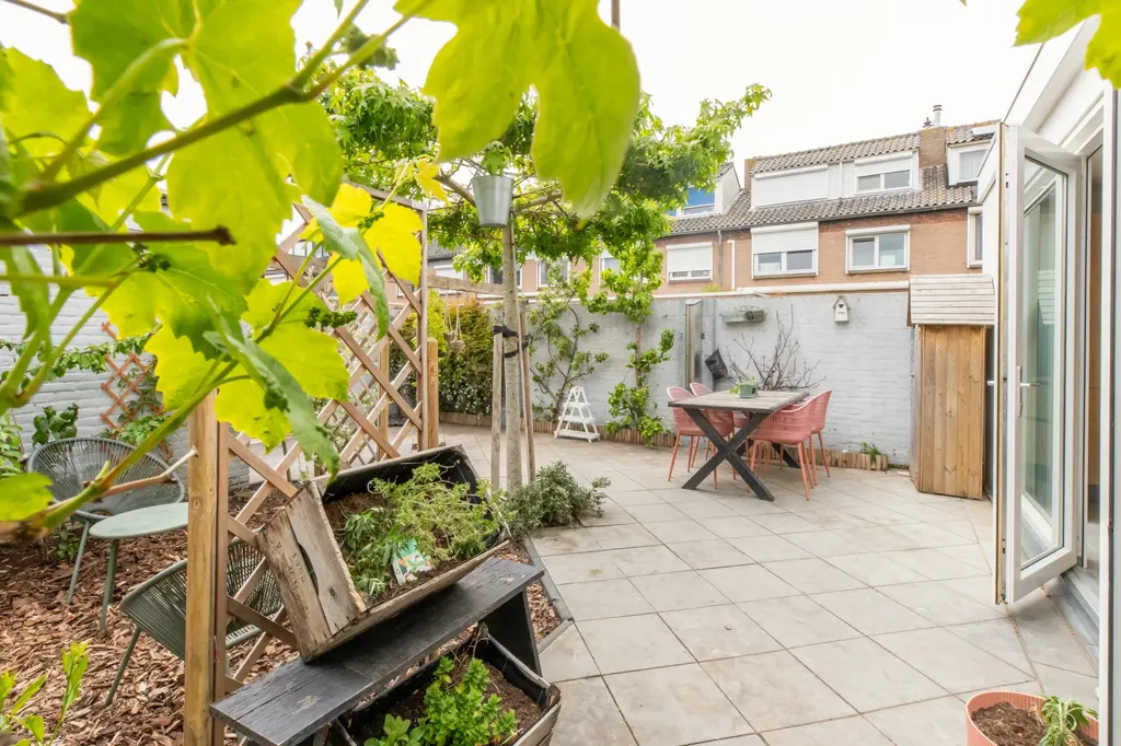Aed - Modernised Corner House with Garden in Middelburg