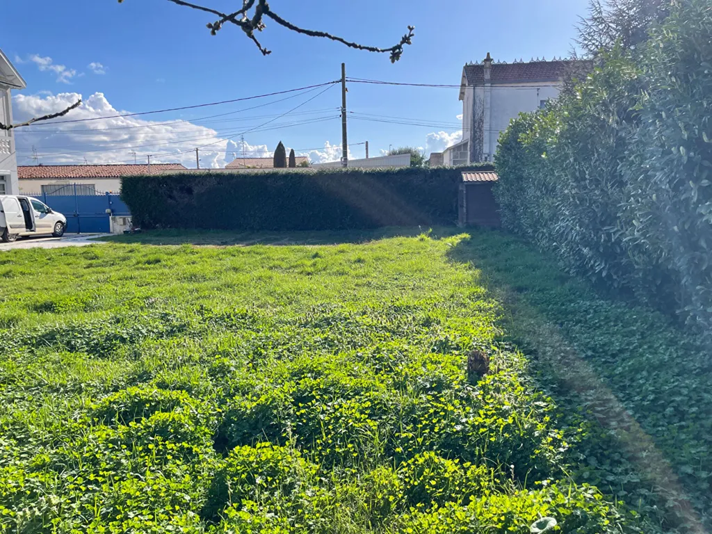Aed - Buildable Plot with Garden in Rochefort