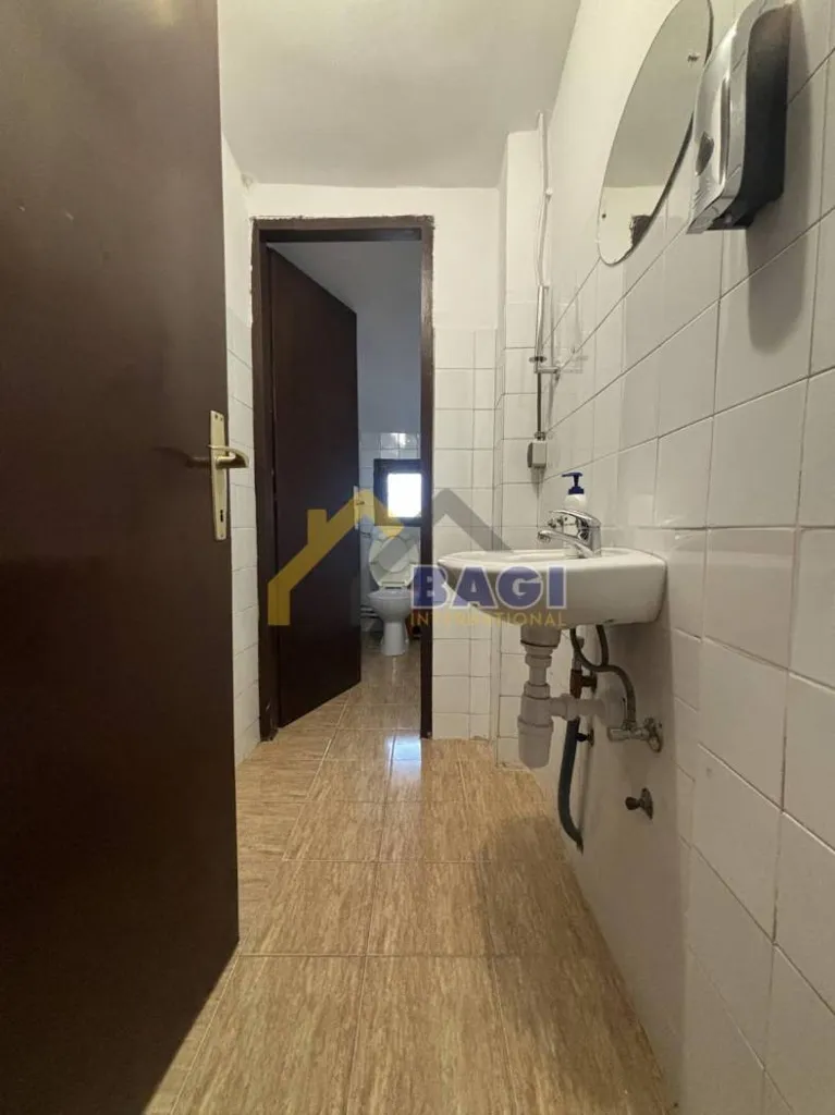 Bathrooms - 5-Bedroom Flat with Parking in Sesvete, Zagreb