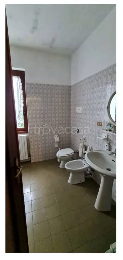 Salles de bain - Auctioned Rustic Apartment with Balcony in Imbersago