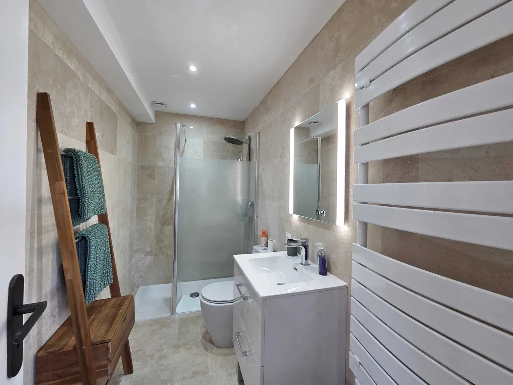 Salles de bain - Villa Rénovée avec Piscine sur les Hauteurs de Penne d'Agenais
