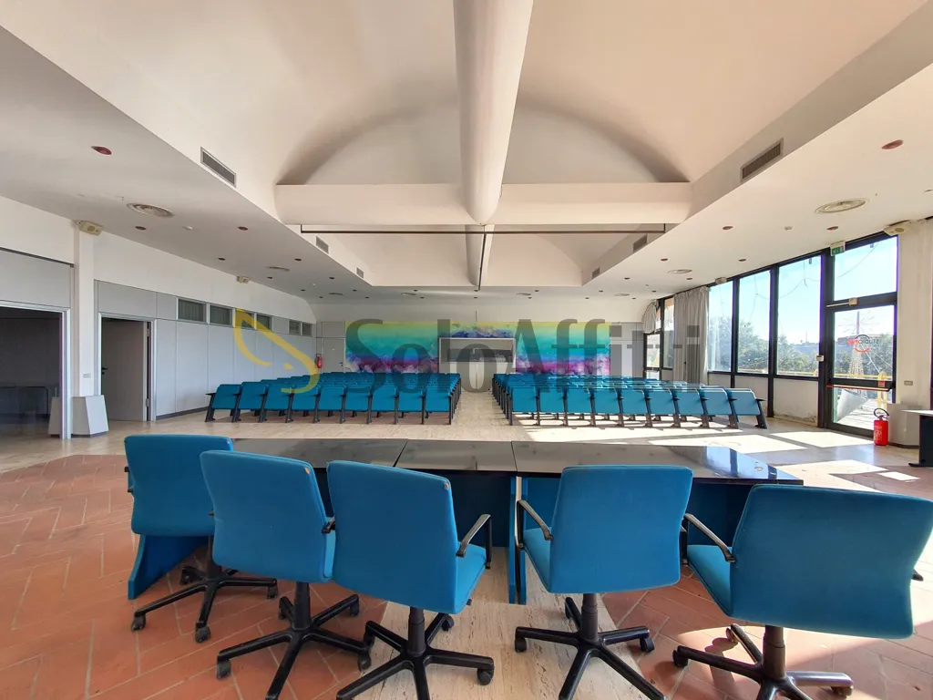 Söögituba - Open Space Office with Parking in Catanzaro Lido