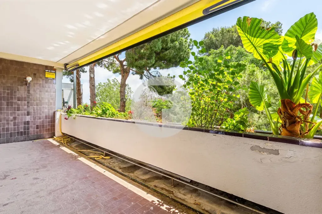 Terrace - Spacious Flat with Terrace in Exclusive Barcelona