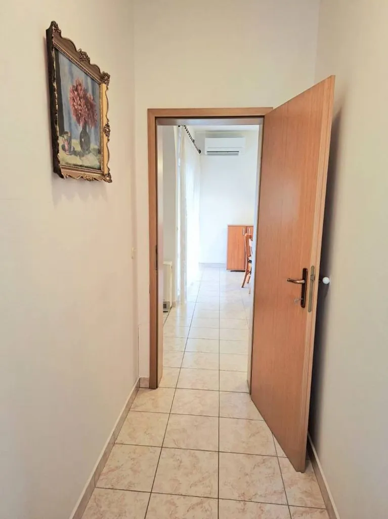 Esik - Spacious 4-Bedroom Apartment with Terrace in Pula