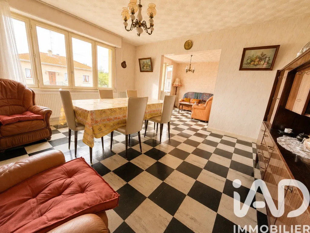 Salle à manger - Maison Traditionnelle avec Jardin à Verdun