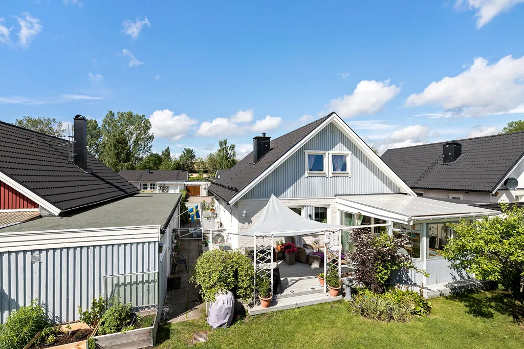 Extérieur - Modern Villa with South Terrace in Popular Area