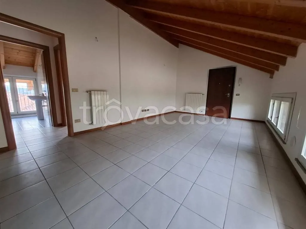Pièces - Mansarded Apartment with Parking in Civate