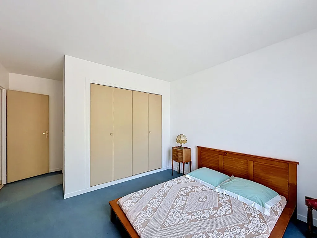 Chambres - Immeuble de 8 Pièces avec Jardin au Val de Brie