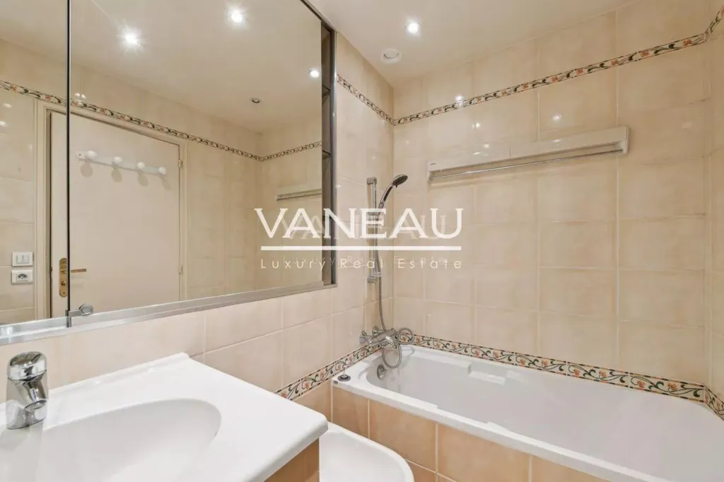 Salles de bain - Appartement meublé avec balcon à Paris XIIIe