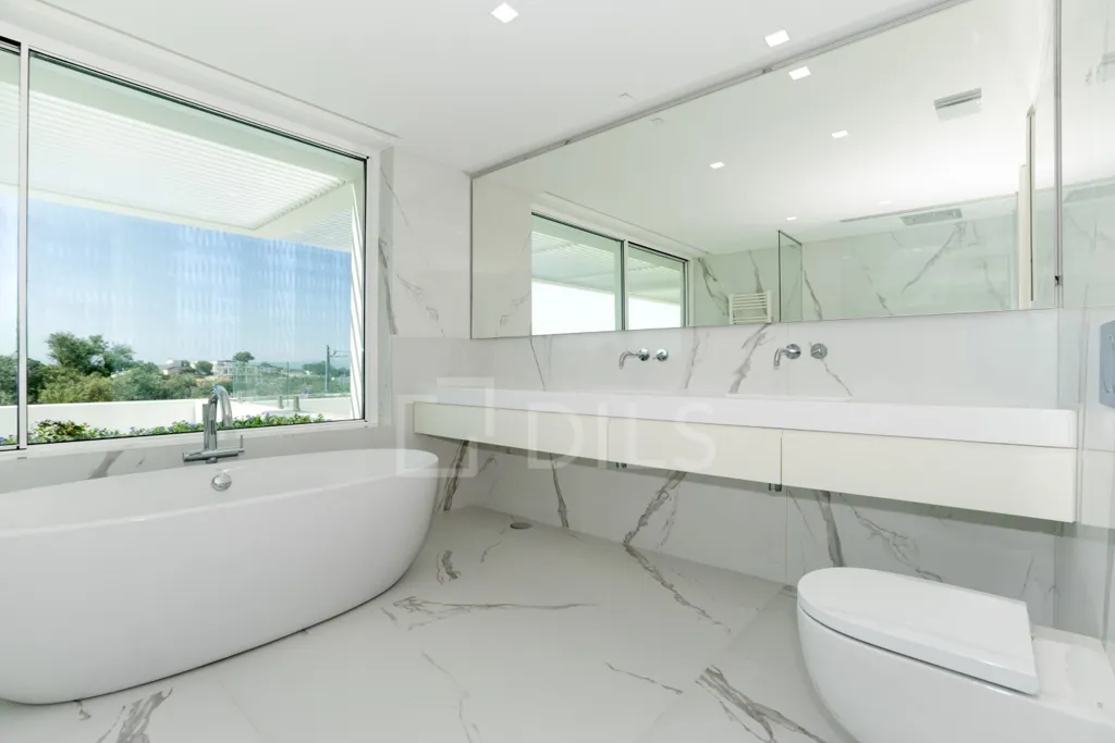 Bathrooms - Contemporary T5 with Pool in Loulé