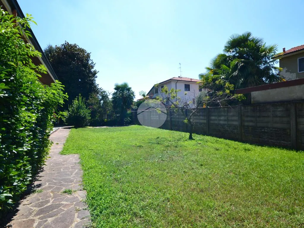 Aed - Detached Villa with Garden in Vittuone