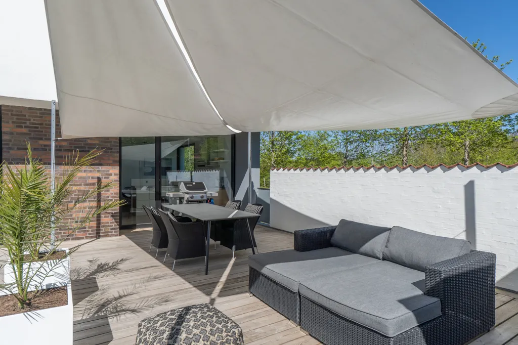 Terrasse - Villa with Garden and Forest View in Trekroner