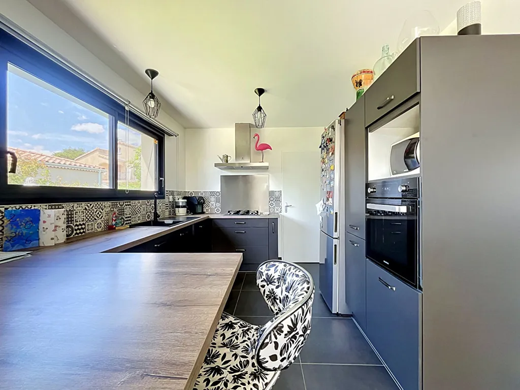 Köök - Contemporary Villa with Large Garden in Quiet Area