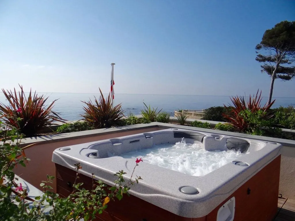 Terrass - Waterfront Villa with Sea View in Saint-Aygulf