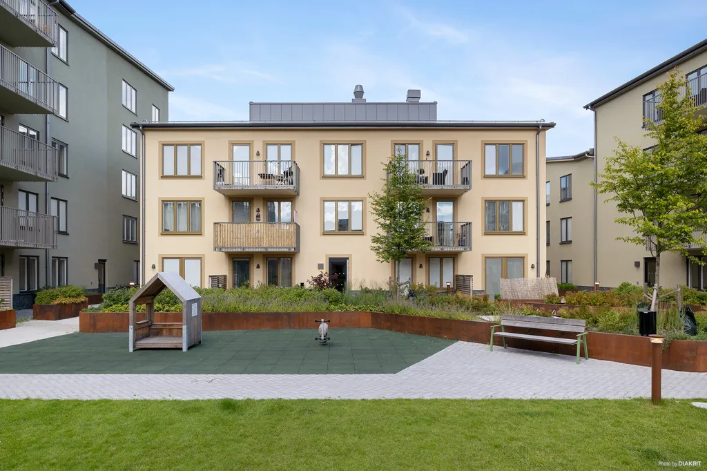 Garden - 2-Bedroom Apartment with Balcony in Bromstensstaden