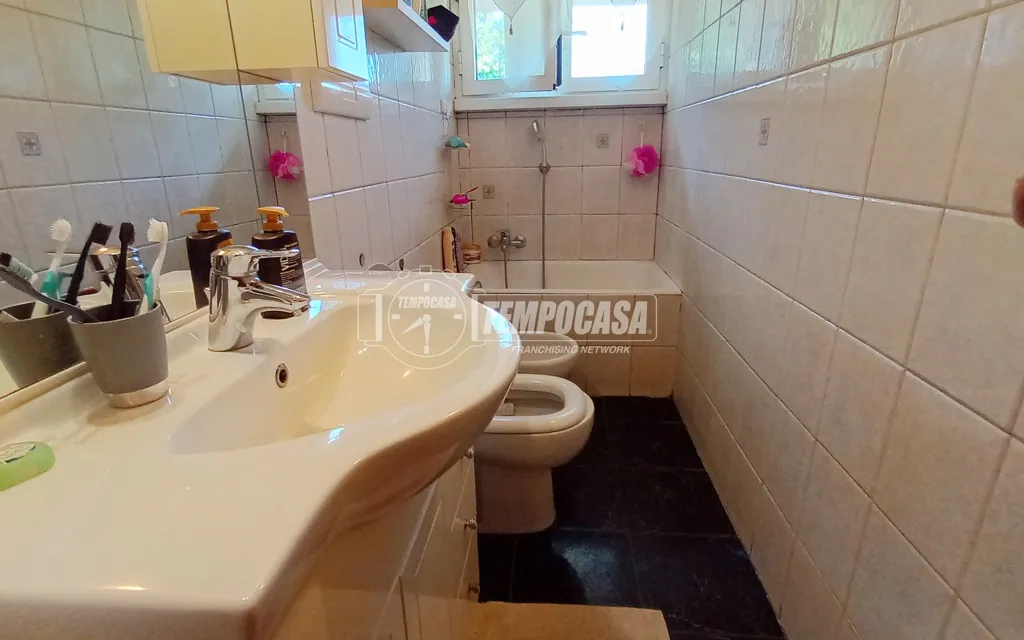 Salles de bain - Spacious 3-Bedroom Apartment in Cesate