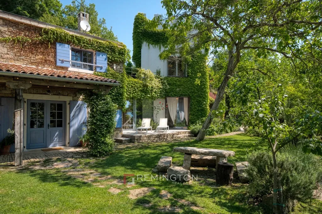 Aed - Villa with Extensive Building Land in Central Istria