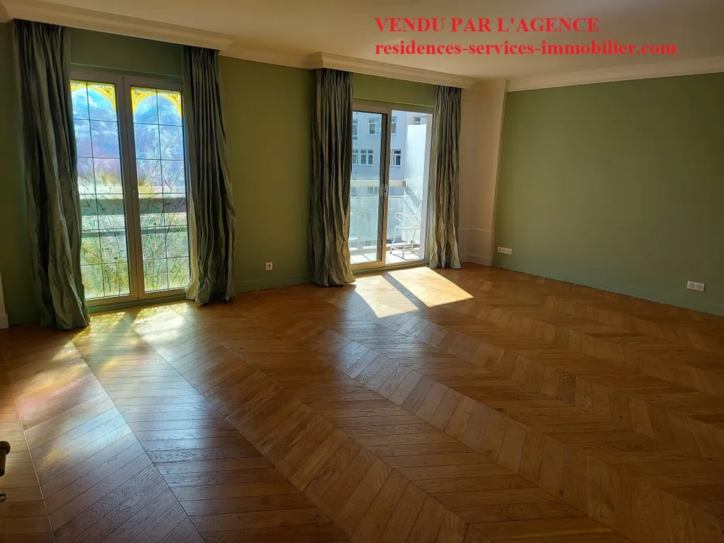 Séjour - Appartement 2/3 Pièces avec Balcon dans Résidence Services à Paris 15ème
