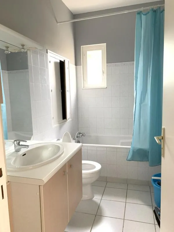 Salles de bain - Appartement Duplex avec Parking à Proximité du Centre-ville