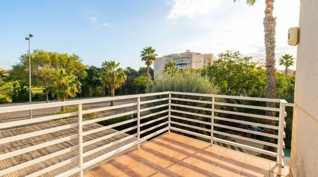 Balcon - Five-Bedroom House with Pool in Alicante Golf