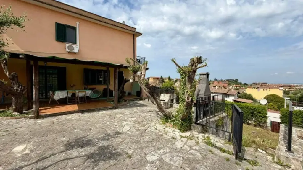 Terrace - Bifamiliar Villa with Private Garden in Rome