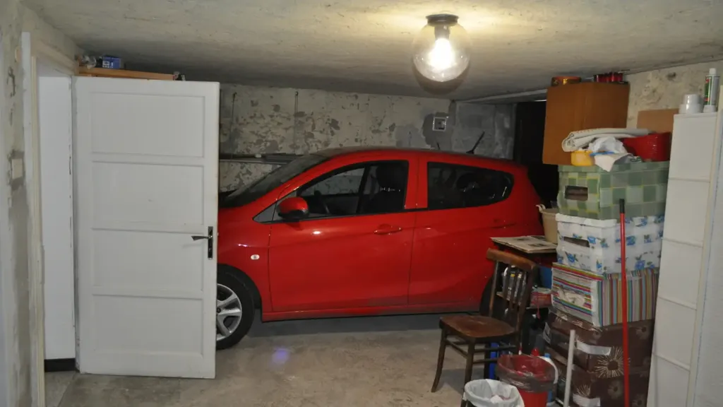 Garaaž - Three-Bedroom Apartment with Balcony in Bedonia