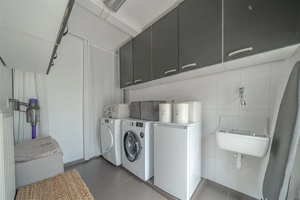 Recent Villa with Pool in Waterloo