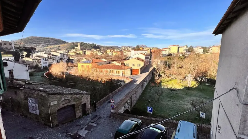 Rõdu - Historic Townhouse with Courtyard in Fabriano