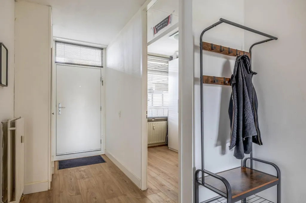 Esik - 3-Bedroom Gallery Flat with Balcony in Rotterdam South