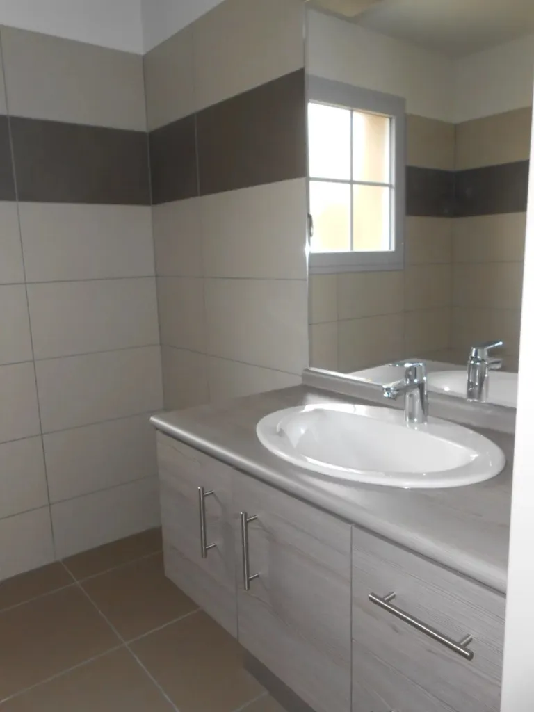 Salles de bain - Maison 3 Pièces avec Jardinet à Favières