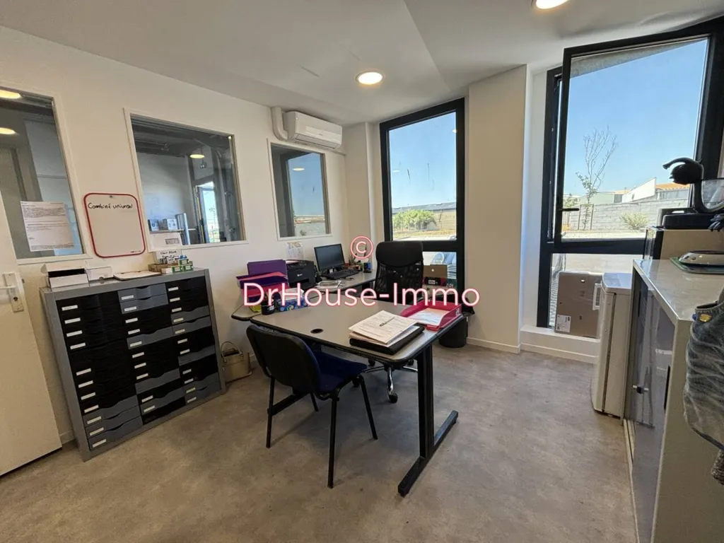 Kabinet - Modern Commercial Unit with Parking in Sète