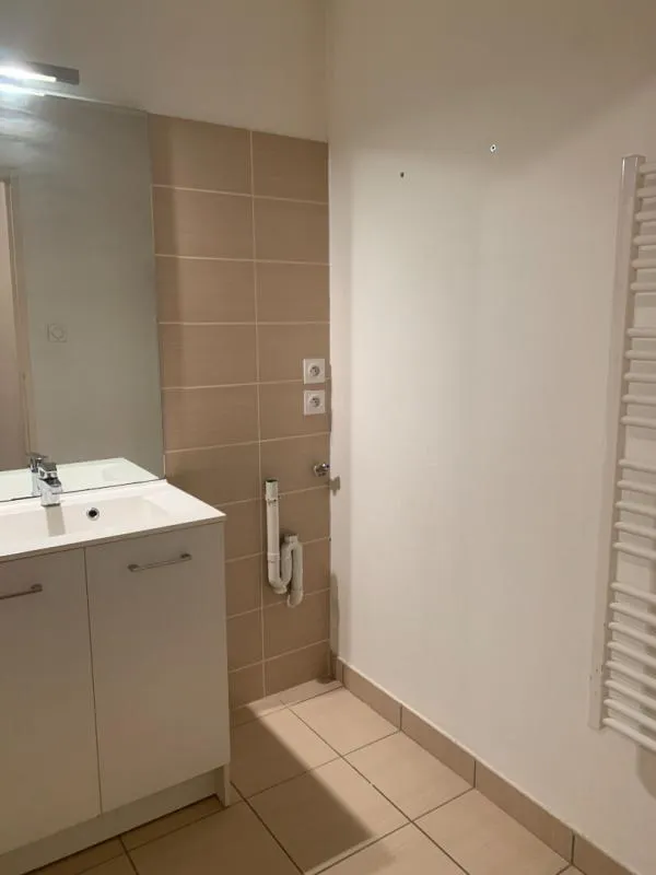 Bathrooms - T2 Flat with Terrace in City Centre