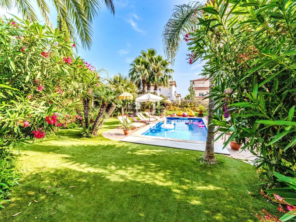 Aed - Six-Bedroom House with Pool in Levantina