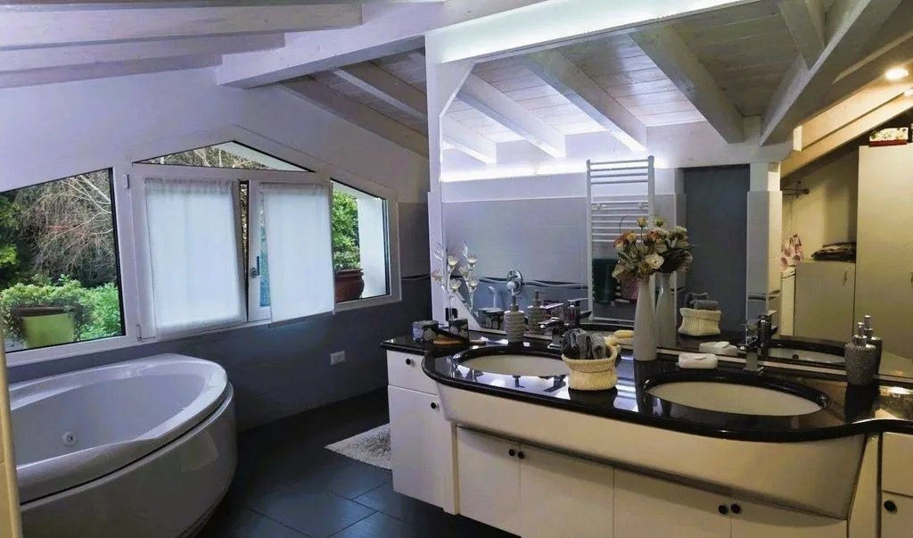 Salles de bain - Luxury Villa with Pool in Castronno