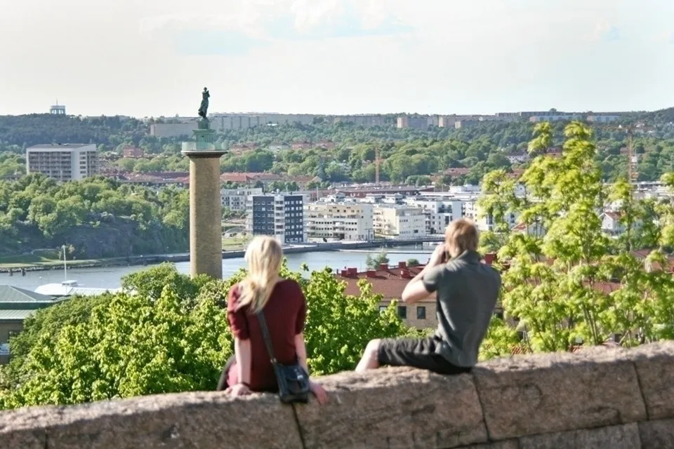 Two-Bedroom Flat with Balcony in Masthugget