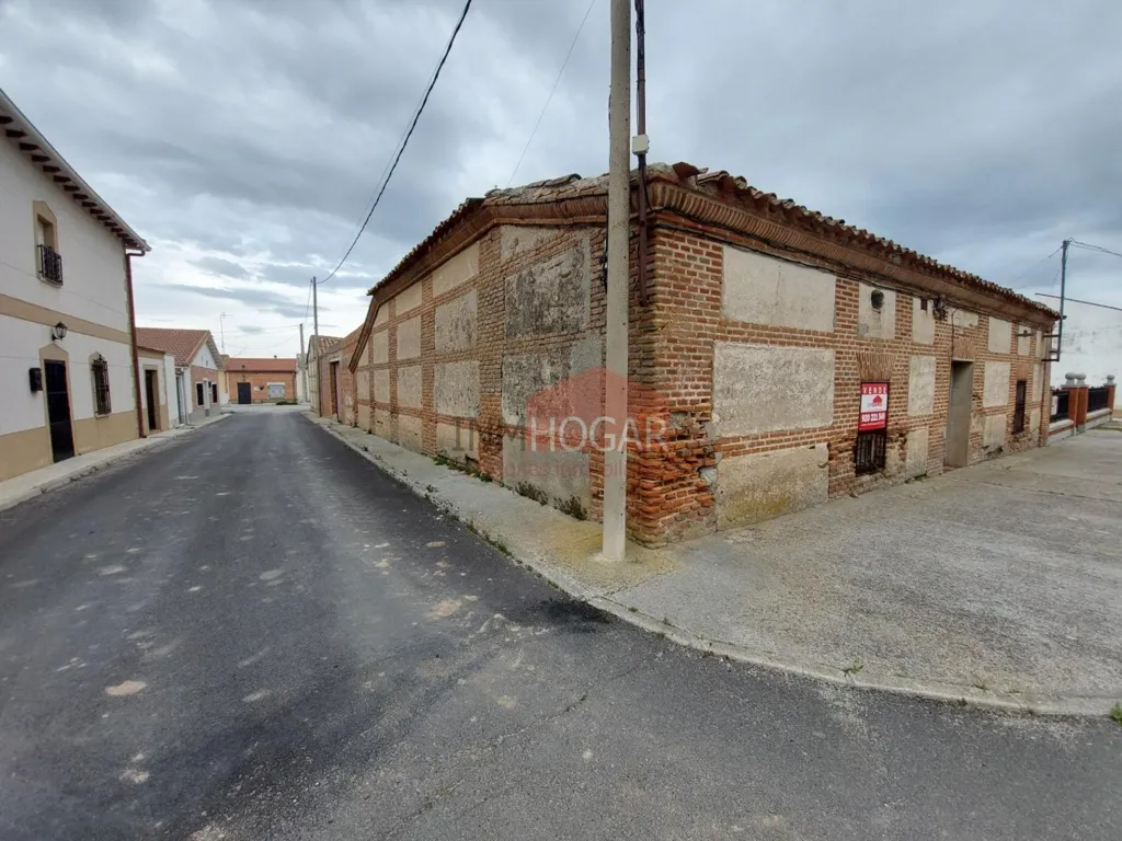 Esterno - Large Plot House for Renovation in Muñosancho