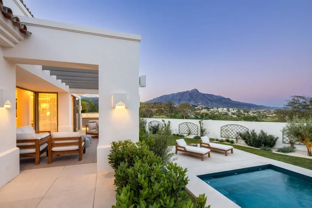 Piscine - Mediterranean Villa with Mountain Views in Marbella