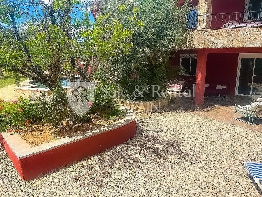 Giardino - Chalet with Pool and Terrace in Montserrat