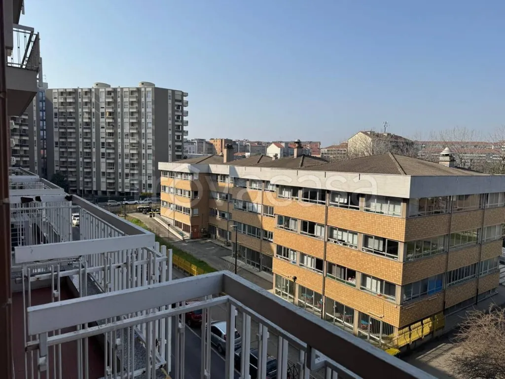 Balcony - Bright Apartment with Balcony in Turin