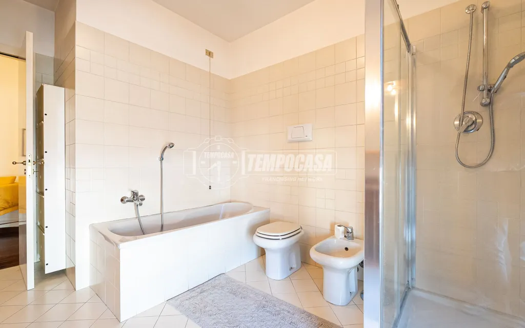 Salles de bain - Mansard Apartment with Balcony in Mariano Comense