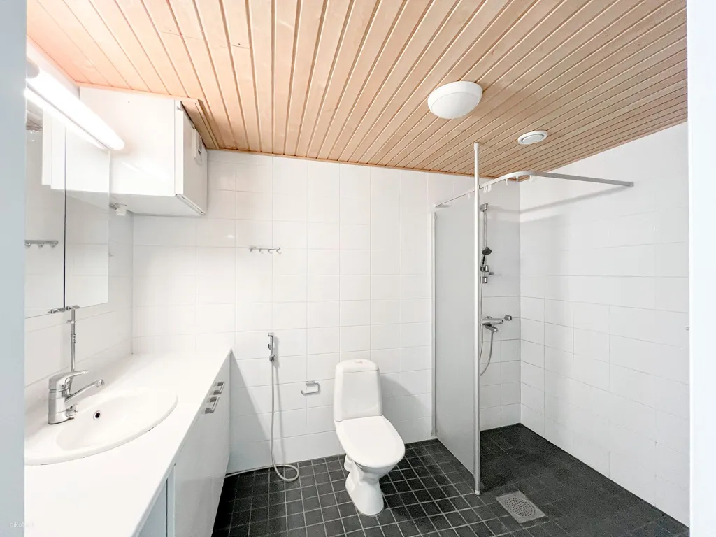 Vannitoad - Modern Flat with Balcony in Matinkylä, Espoo