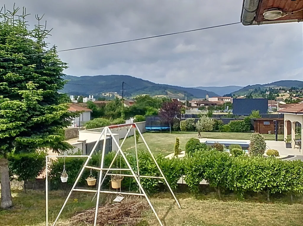 Aed - House with Workshop and Garden in Renaison