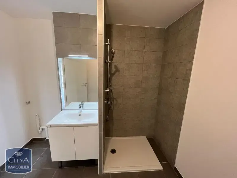 Salles de bain - Appartement 2 Pièces avec Patio à Perpignan
