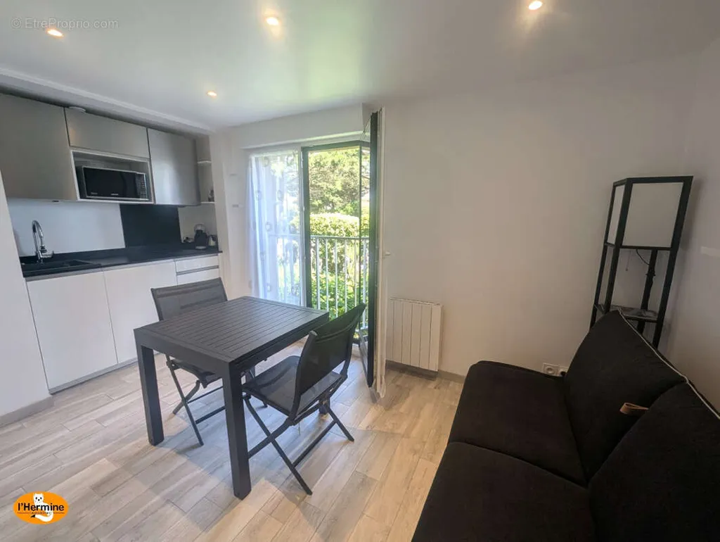 Salle à manger - Studette Rénovée avec Vue Verdure près de la Plage