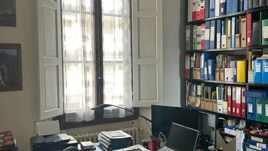 Bureau - 7-Room Apartment with Balcony in Florence