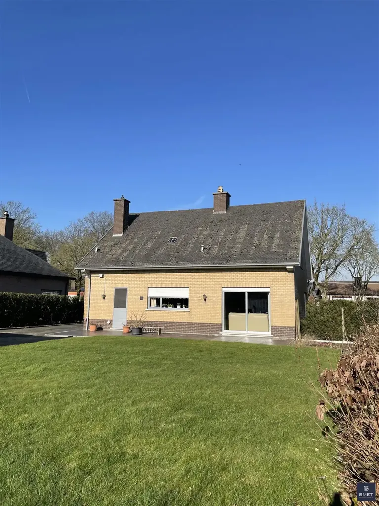 Extérieur - Maison avec garage et jardin près du bois