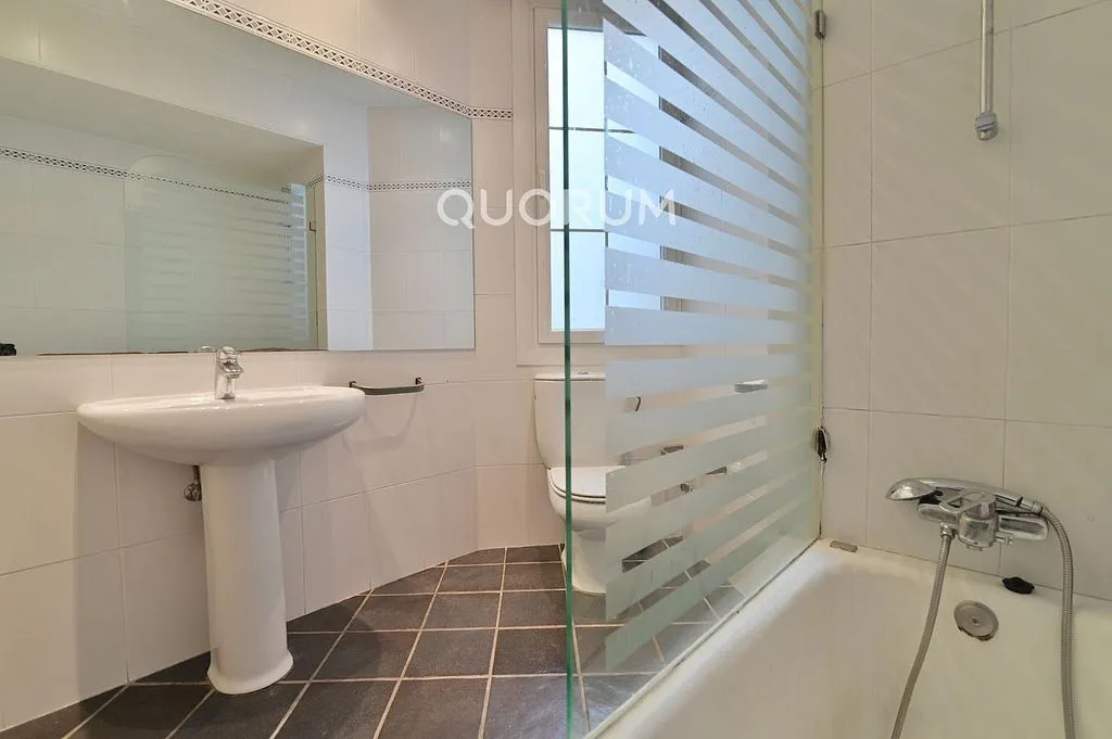 Salles de bain - Señorial Flat with Park Views in Abando, Bilbao