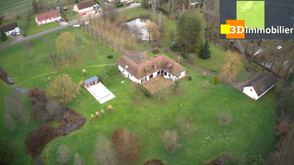 Vue aérienne - Maison de Campagne avec Piscine et Jardin à Dole