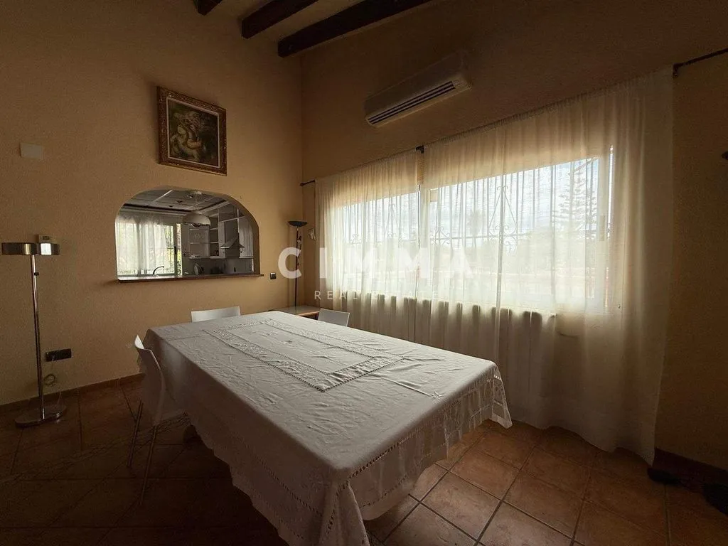 Söögituba - Five-Bedroom Chalet with Large Plot in La Nucía